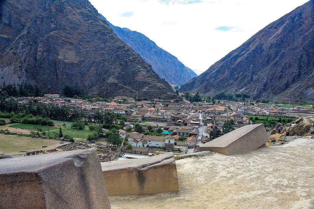 Ollantaytambo widok na miasto i kordyliera Urubamba