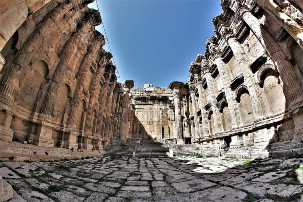 Baalbek w Libanie – rzymskie ruiny i gigantyczne bloki 10 Baalbek. Liban. Świątynia Bachusa