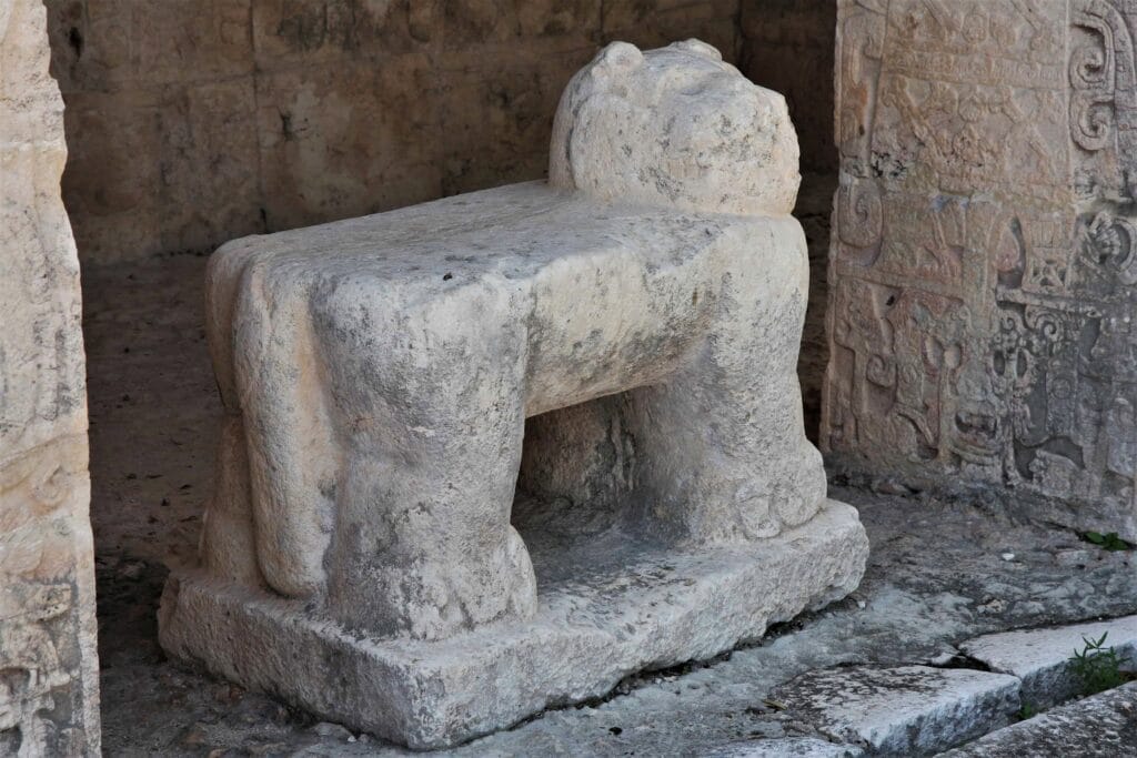 piramidy w chichen itza jaguar