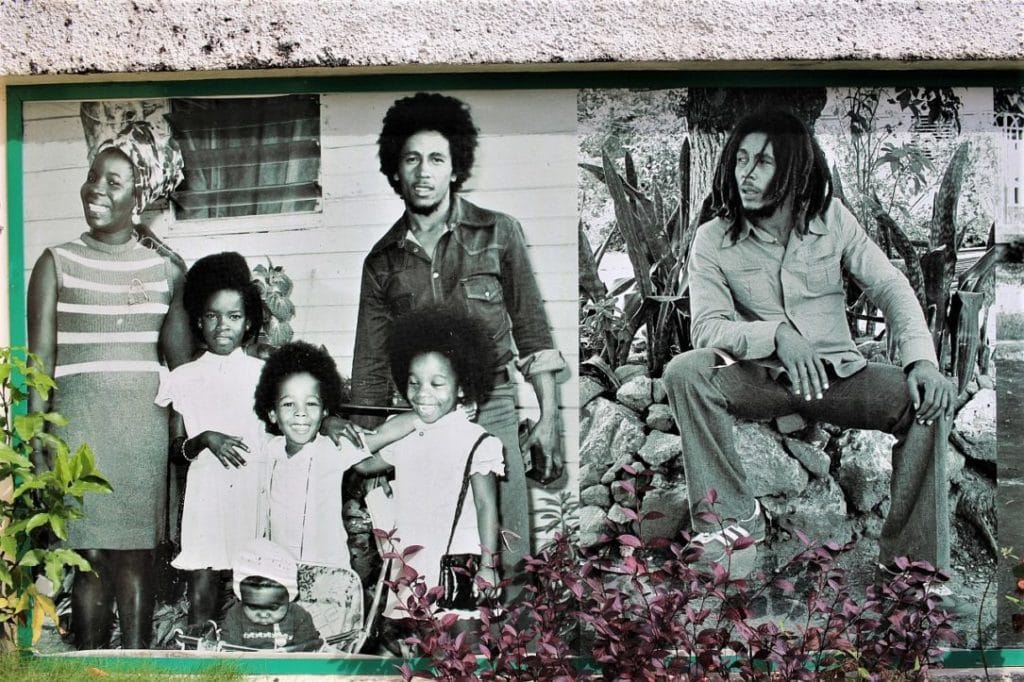 Bob Marley i Rastafarianie 28 Mural Bob Marley z rodzina Kingston