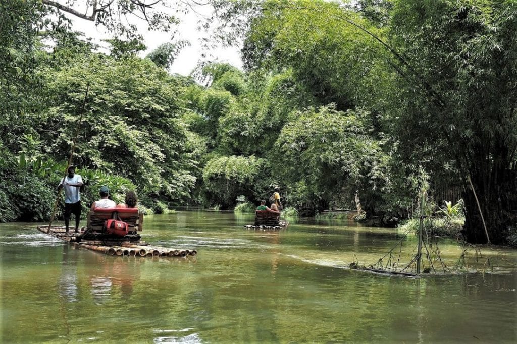 Co zobaczyć na Jamajce 22 rafting-Martha-Brae-River-Jamaica