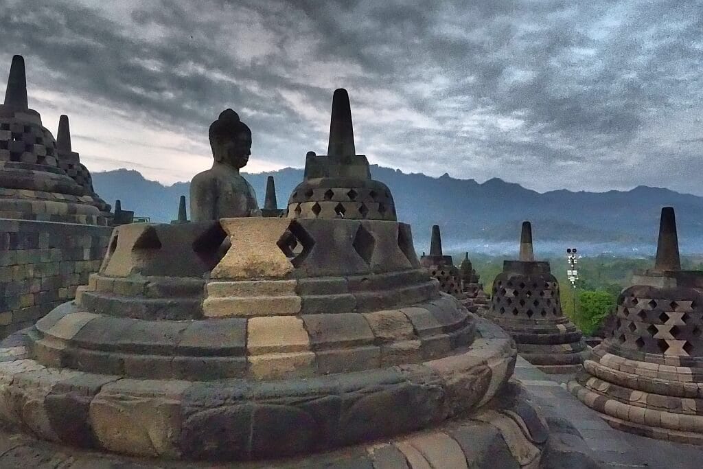 Świątynia Borobudur 10 PB270741