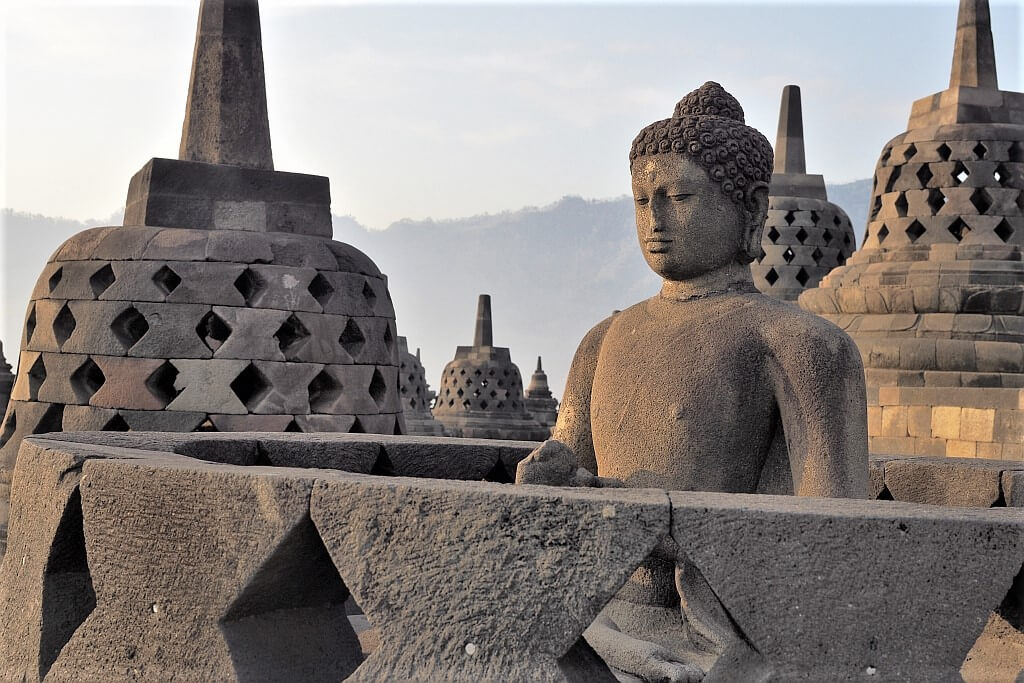 Świątynia Borobudur 12 PB270827