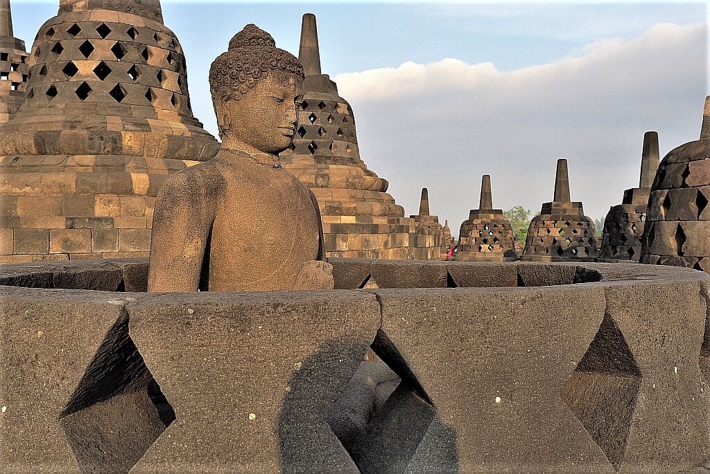 Świątynia Borobudur 13 PB270828