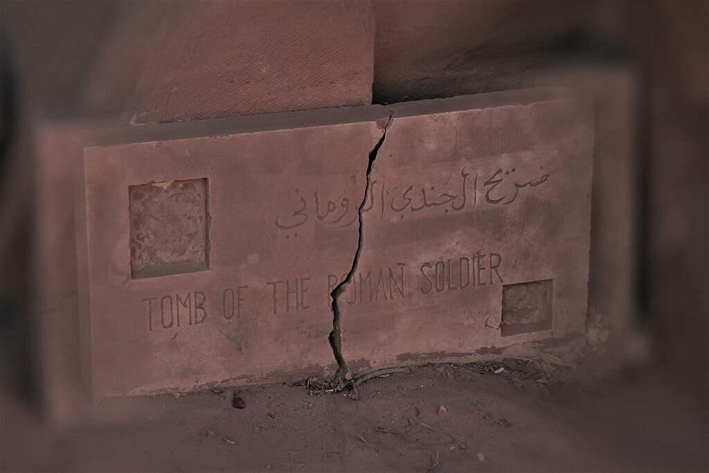 Petra w Jordanii. Starożytne miasto Nabatejczyków 23 grob rzymskiego zolnierza jordania