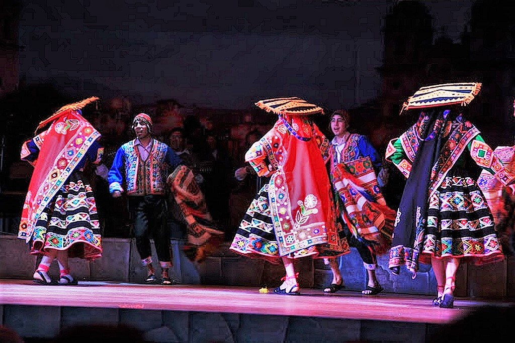 Centro Qosqo de Arte Nativo tance Cuzco