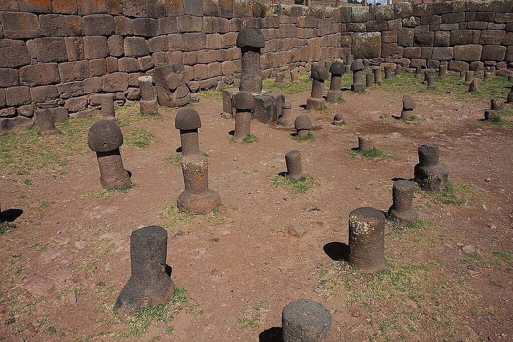 Tiwanaku w Boliwii. Aramu Muru i Puma Punku 53 Chucuito Peru swiatynia penisow