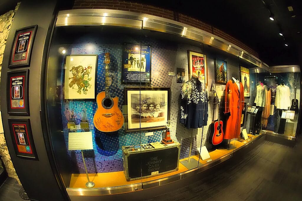 Johnny-Cash-Museum-Nashville.gabloty-z-kostiumami