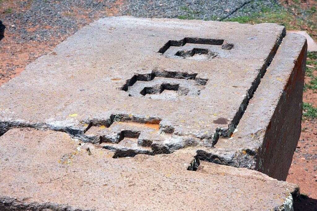 Tiwanaku w Boliwii. Aramu Muru i Puma Punku 40 Puma Punku