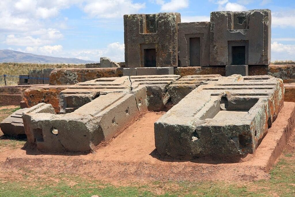 Tiwanaku w Boliwii. Aramu Muru i Puma Punku 37 Puma Punku kamienna platforma