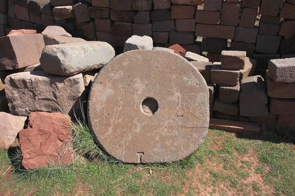 Tiwanaku w Boliwii. Aramu Muru i Puma Punku 41 Puma Punku kolo
