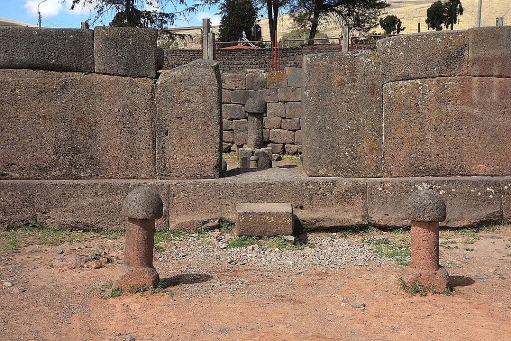 Tiwanaku w Boliwii. Aramu Muru i Puma Punku 52 Swiaynia penisow w Chucuito Peru