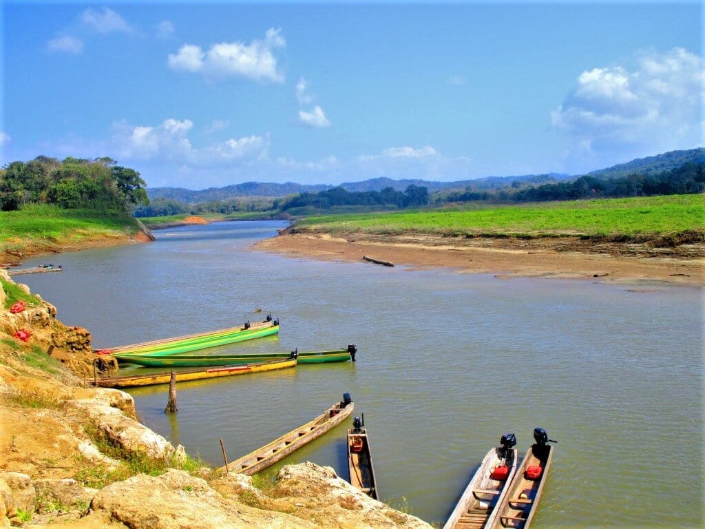 Panama Charges river Indianie Embera