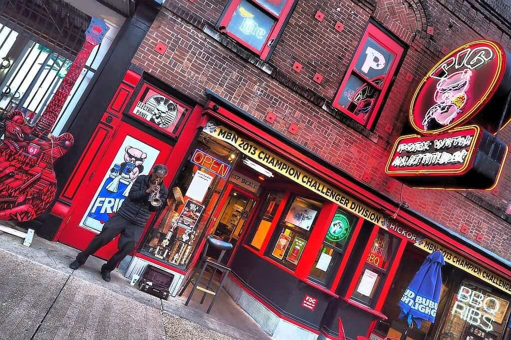 Beale Street Memphis grajek uliczny 1