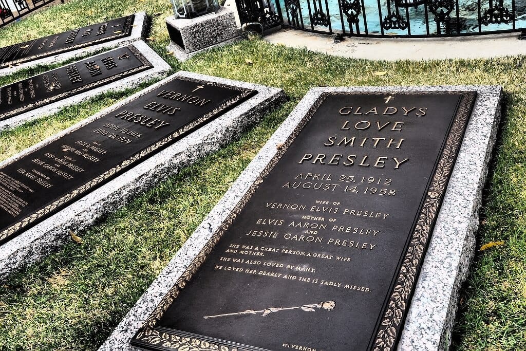Elvis Presley Graceland groby w ogrodzie medytacyjnym
