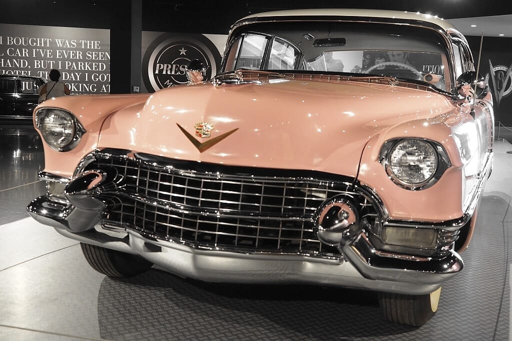 Elvis Presley Graceland rozowy cadillac