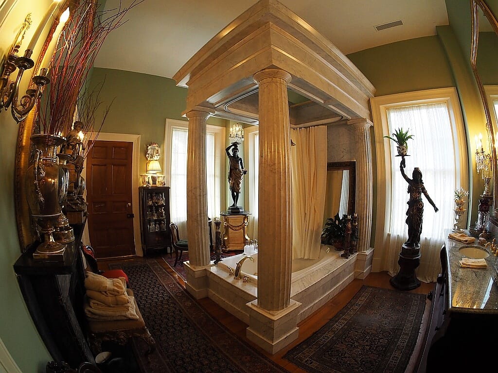 Natchez Chocktaw Hall bath room