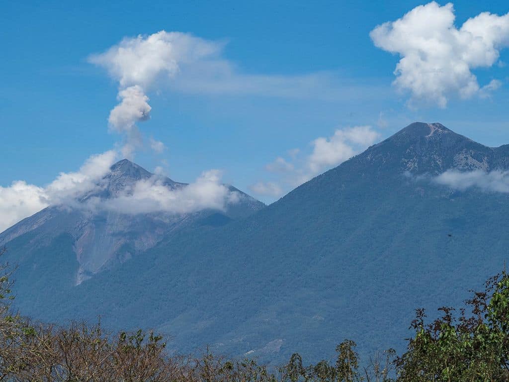 Co zobaczyć w Antigua Guatemala – najważniejsze atrakcje 28 Antigua Guatemala —Santo Domingo del Cerro trzy wulkany Agua Fuego i Acatenango