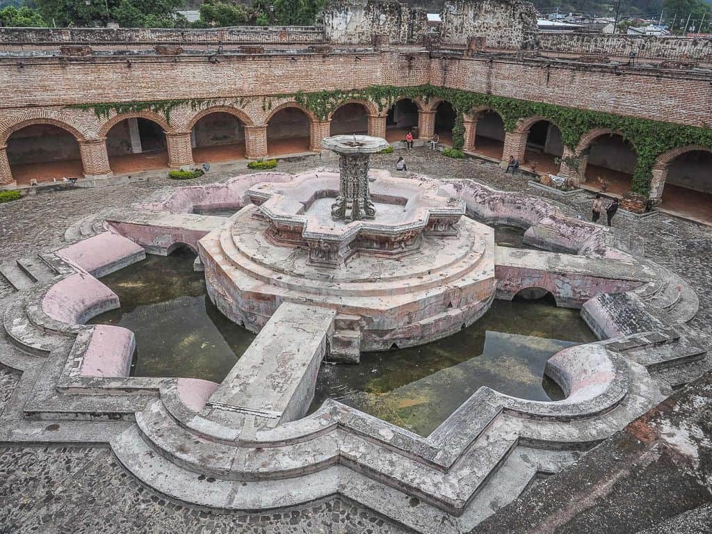 Co zobaczyć w Antigua Guatemala – najważniejsze atrakcje 10 Co zobaczyc w Antigua Guatemala — widoki z kosciola la Merced