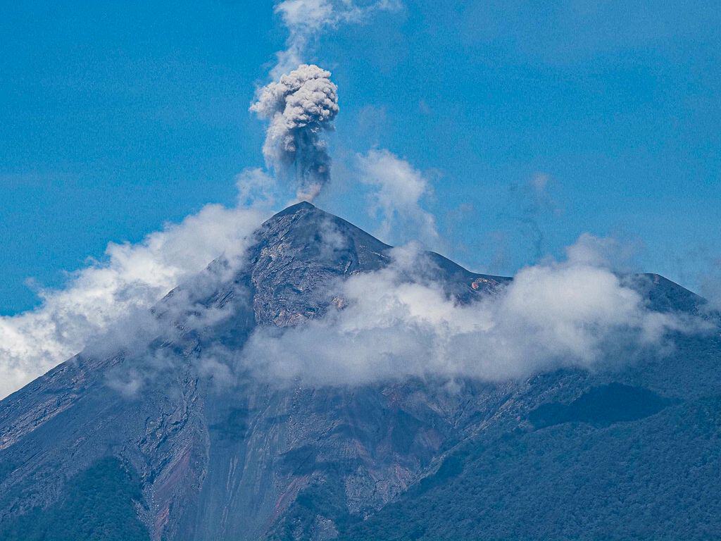 Co zobaczyć w Antigua Guatemala – najważniejsze atrakcje 29 Fuego wulcano