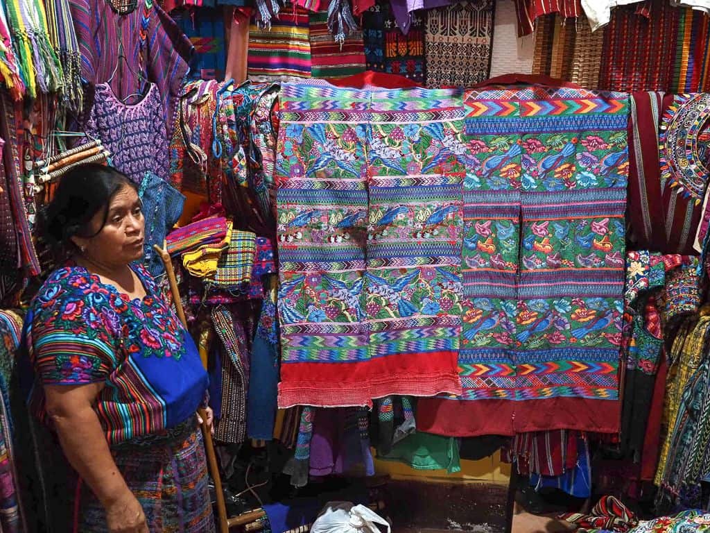 Co zobaczyć w Antigua Guatemala – najważniejsze atrakcje 47 San Antonio Aguas Calientes tkaczki