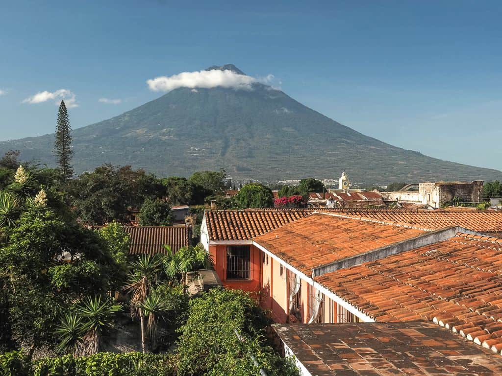 Co zobaczyć w Antigua Guatemala – najważniejsze atrakcje 2 widok na wulkan Agua