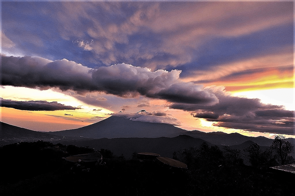 Wulkany w Gwatemali i wioska Hobbitów 6 zachod slonca nad fuego gwatemala