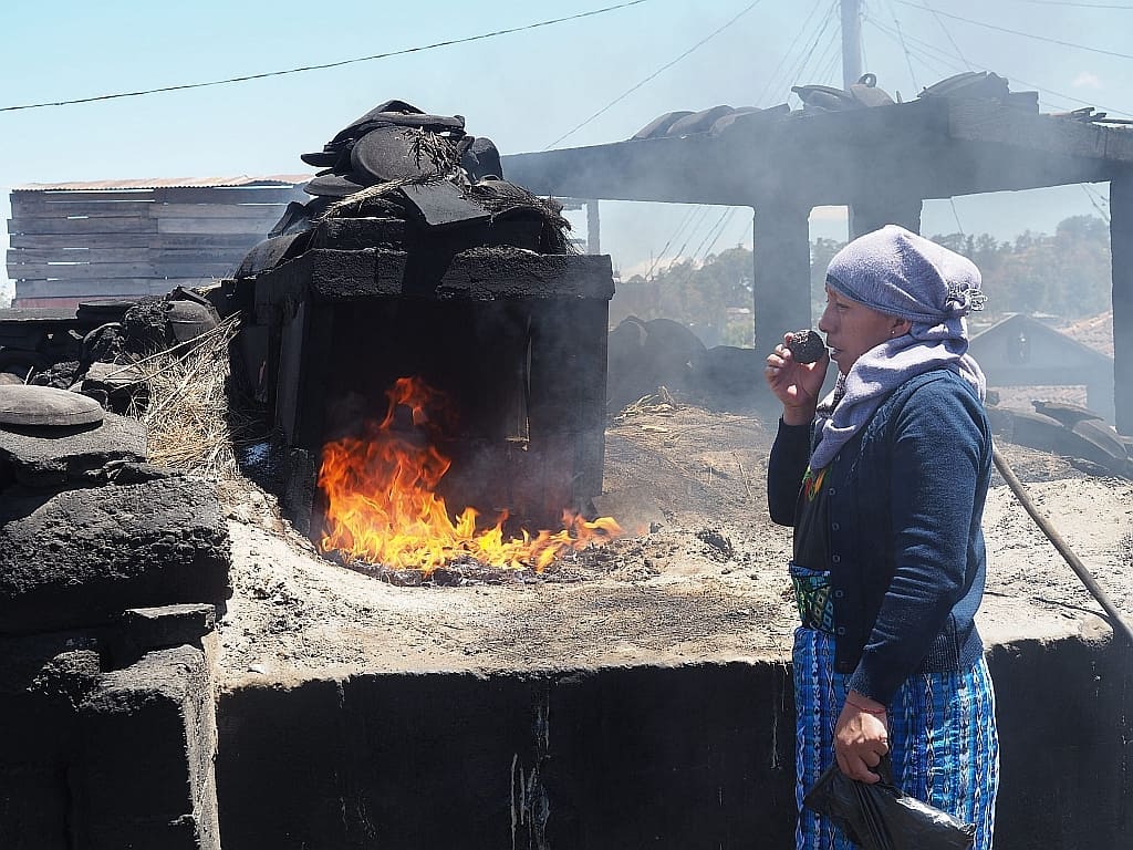 ceremonie Majow na wzgorzu Paclom w Momostenango