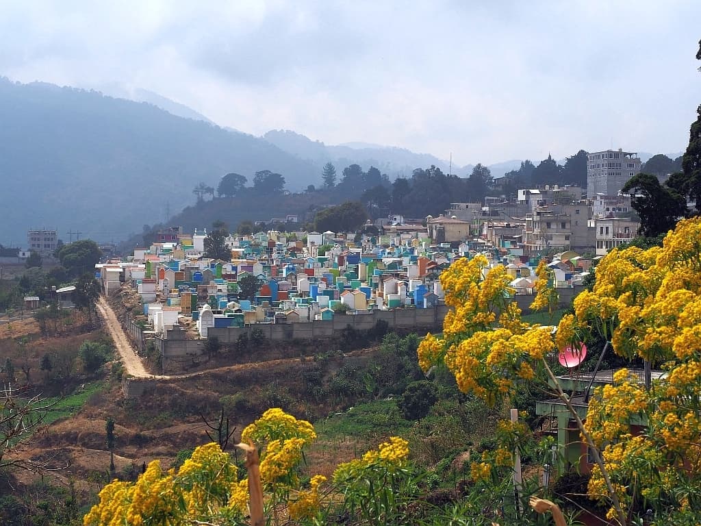 cmentarz-w-solola-jezioro-atitlan