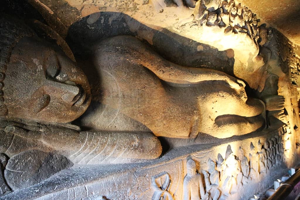 jaskinie ajanta spiacy budda