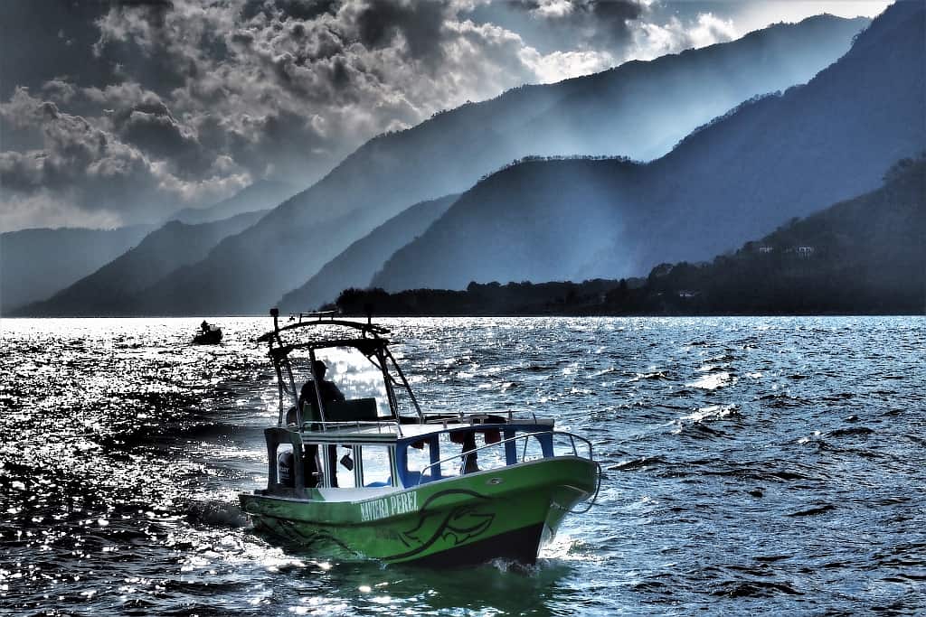 jezioro atitlan lodka