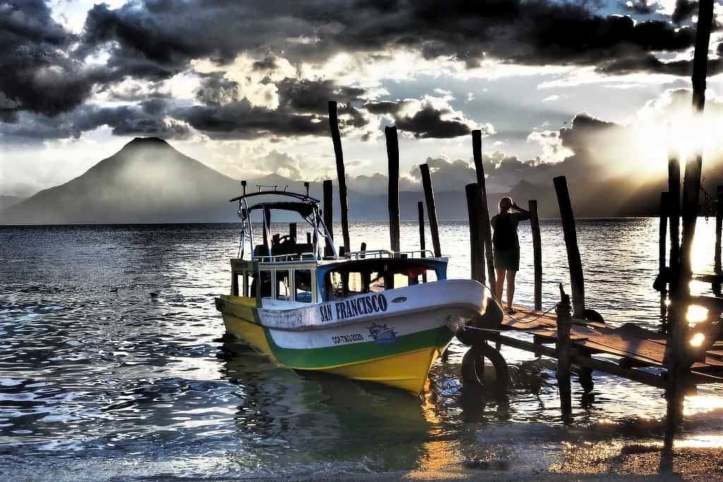 jezioro-atitlan-lodzie