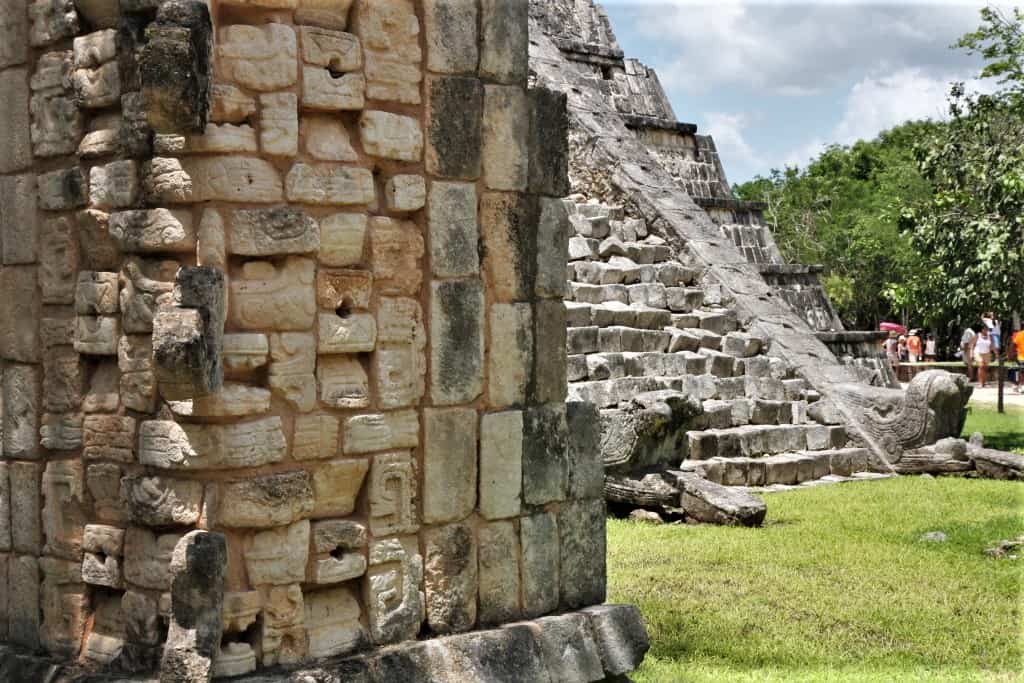 piramidy-w-chichen-itza-glify-majow