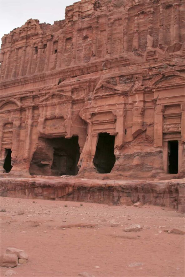 Petra w Jordanii. Starożytne miasto Nabatejczyków 42 skalne miasto petra Grobowiec Urn
