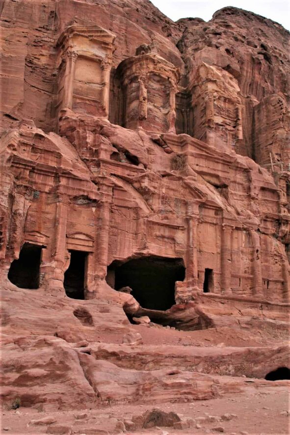 Petra w Jordanii. Starożytne miasto Nabatejczyków 40 skalne miasto petra grobowce krolow