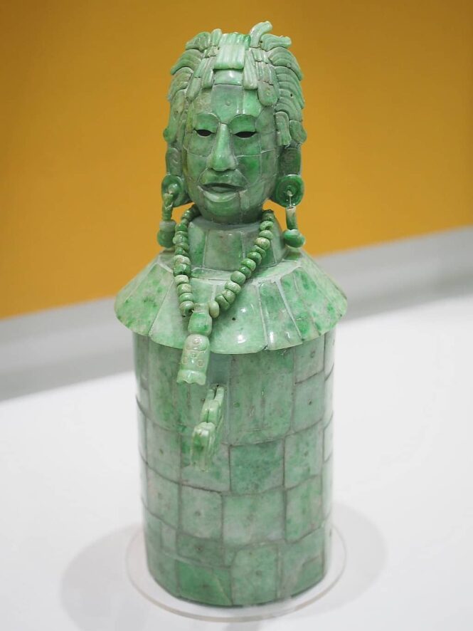 figurka z jadeitu Nacional Museum of Archeology and Ethnology Guatemala City