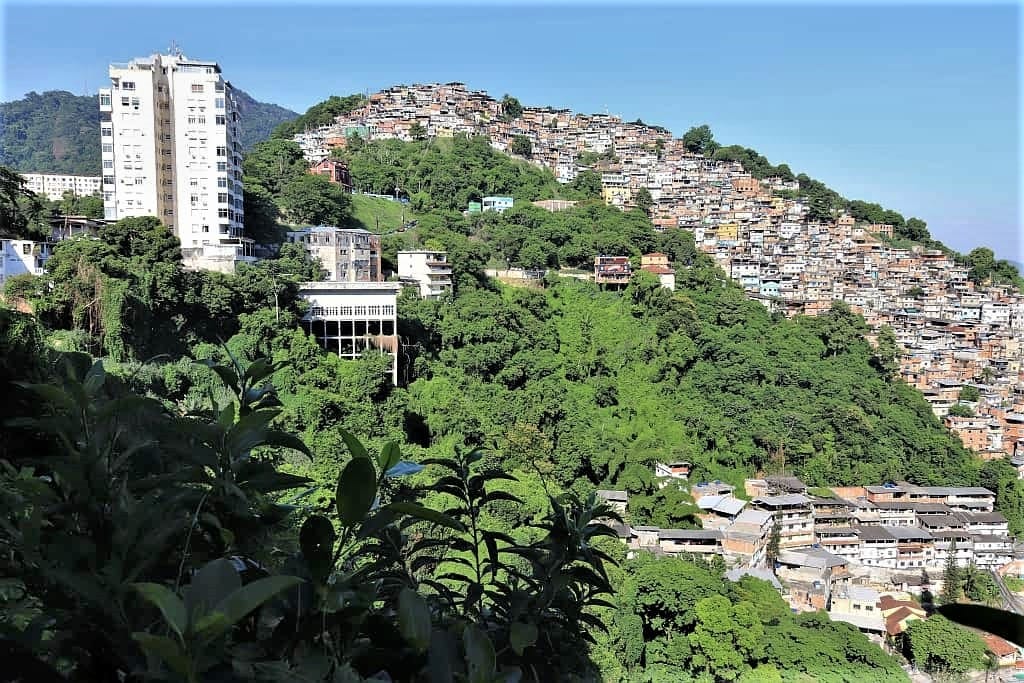 Santa-Teresa-w-Rio-de-Janeiro-kolorowa-favela