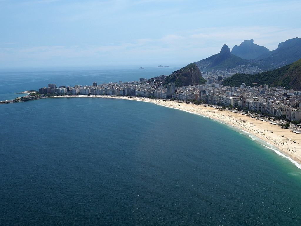 Plaże Rio de Janeiro i dziewczyna z Ipanema 27 plaza-copacabana-z-Sugarloaf-Mountain-Rio-de-Janeiro