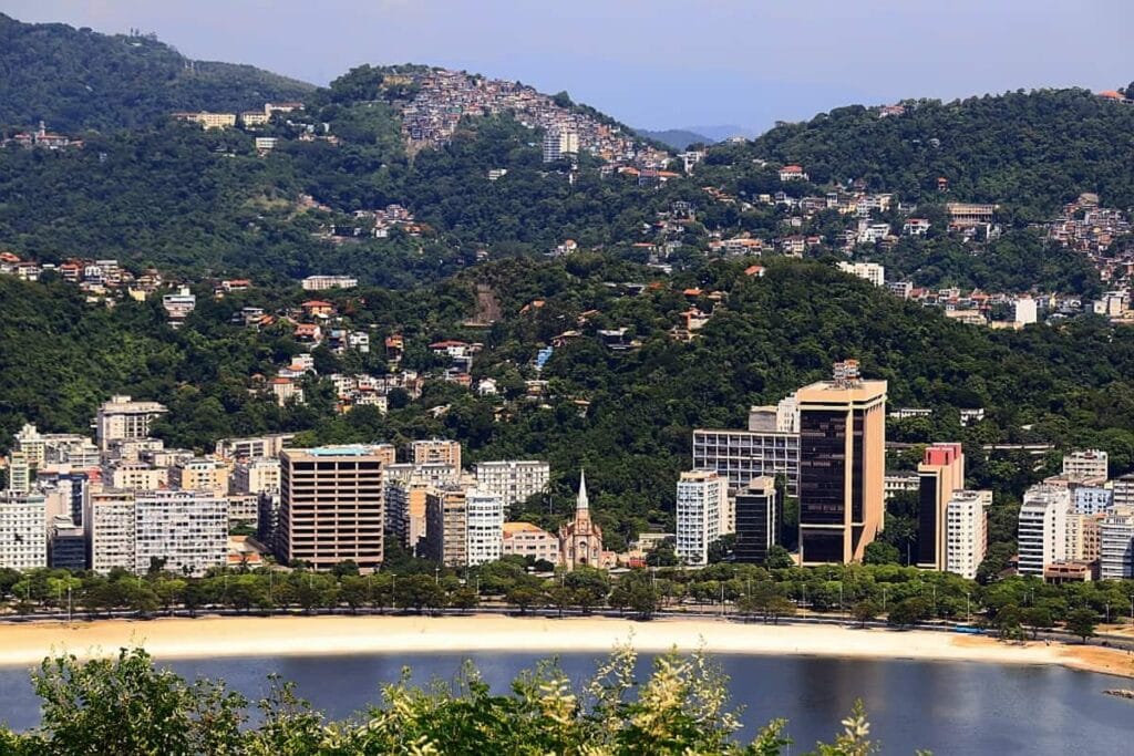 Sugarloaf Mountain w Rio de Janeiro 22 widok na favela santa marta rio de janeiro