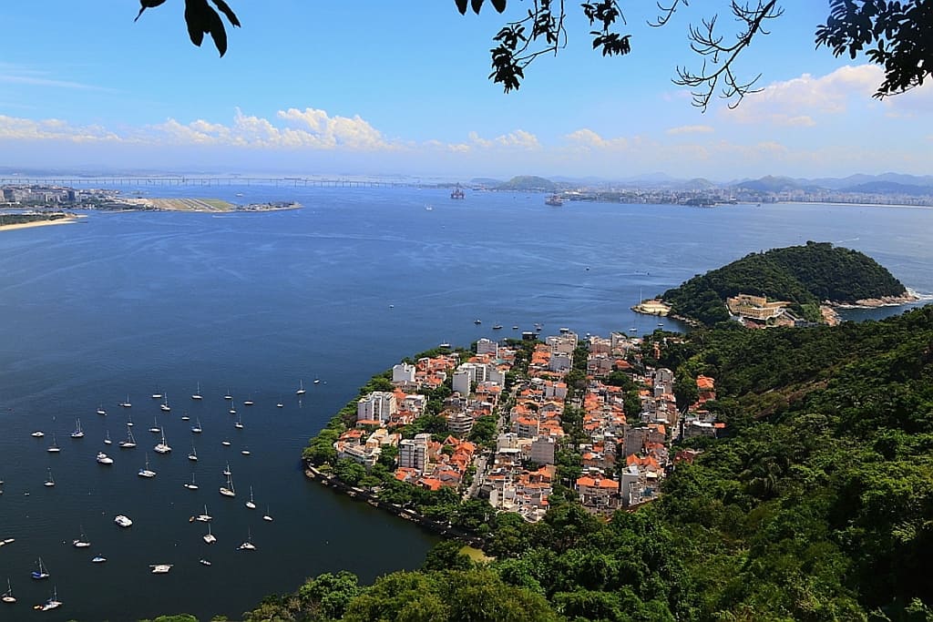 Sugarloaf Mountain w Rio de Janeiro 25 widok z kolejki na Sugarloaf Mountain Rio de Janeiro