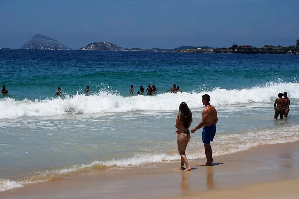 plaze w rio de janeiro copacabana skoki na fale