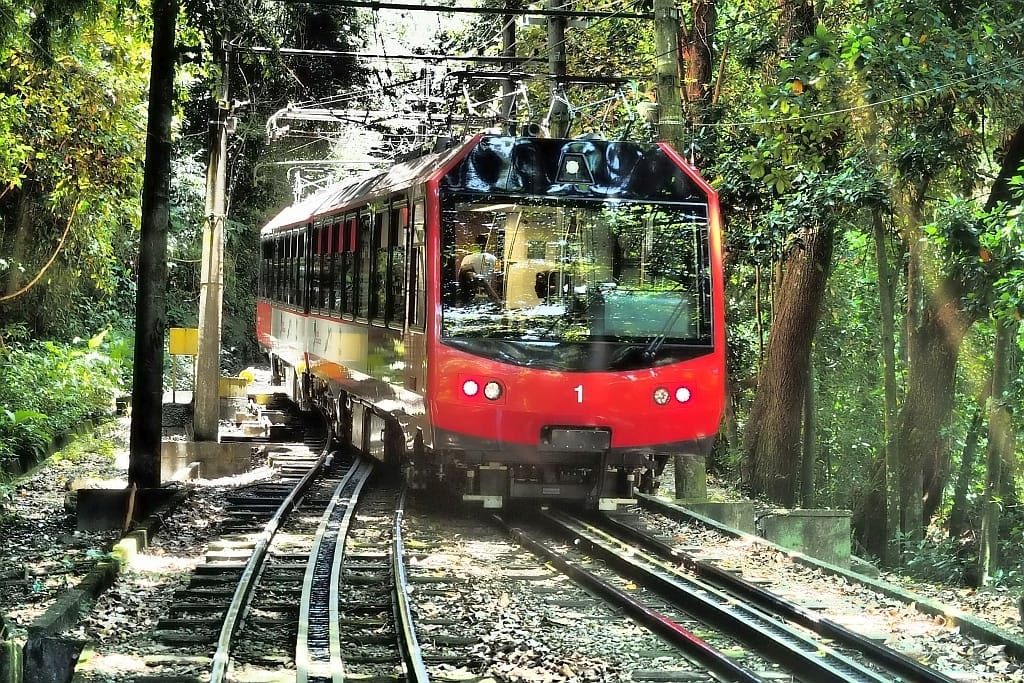 pociag corcovado statua chrystusa odkupiciela w rio de janeiro