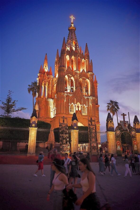 San Miguel de Allende. W sercu Meksyku 24 San Miguel de Allende oswietlona katedra