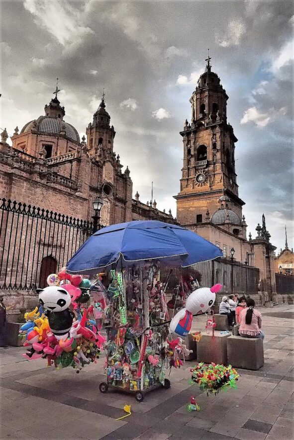 Morelia. Magiczny Meksyk 23 morelia przed katedra