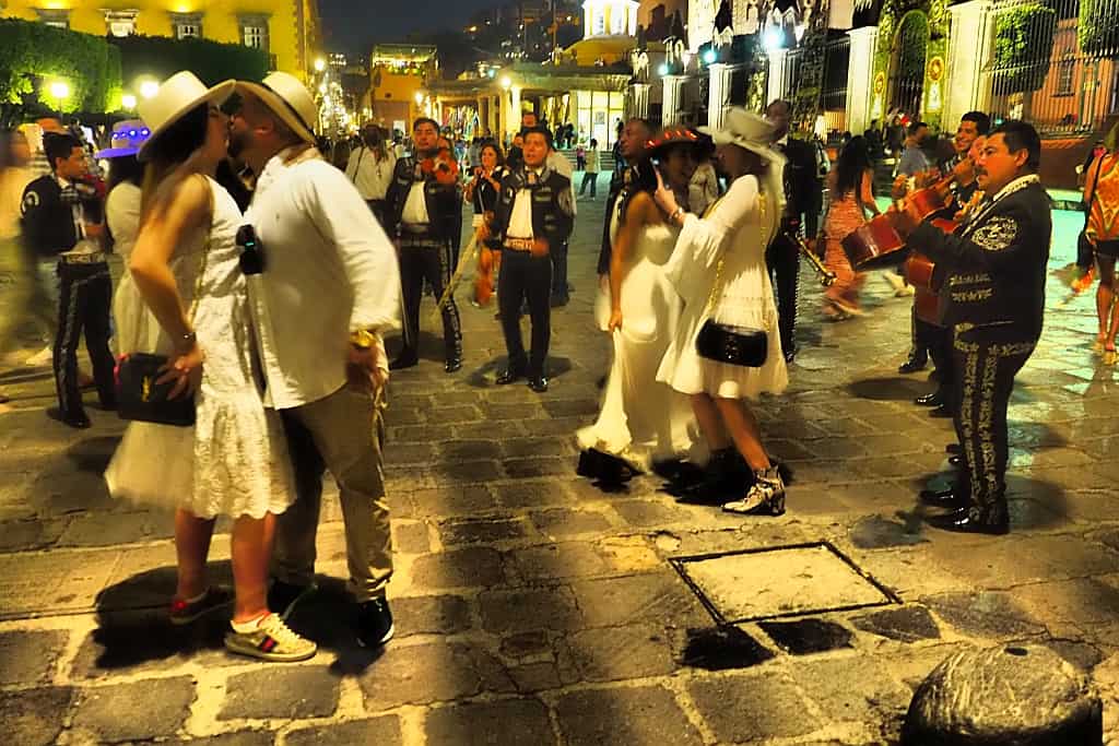 San Miguel de Allende. W sercu Meksyku 36 san miguel de allende mariachi na placu.2