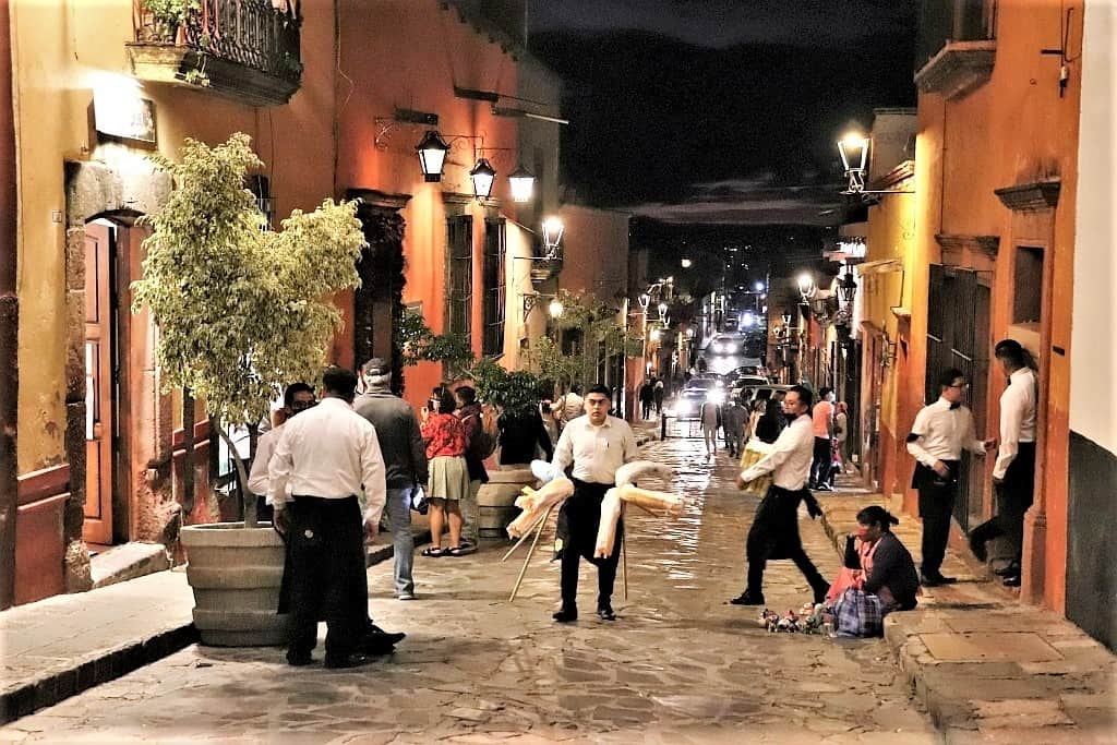 San Miguel de Allende. W sercu Meksyku 32 san miguel de allende wieczorny gwar