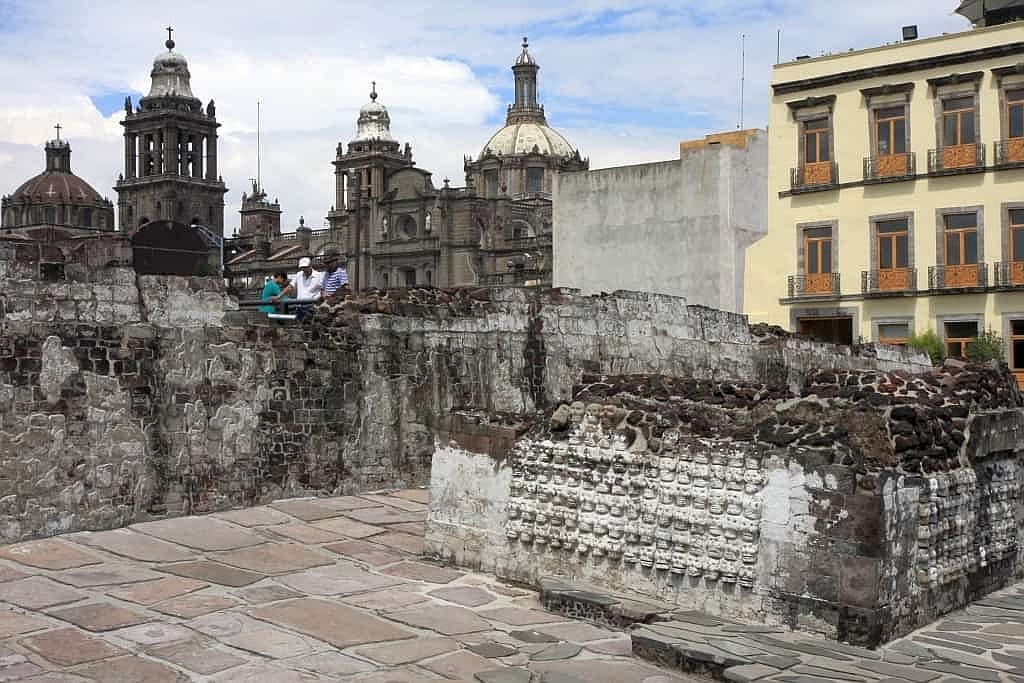 Mexico City i imperium Azteków - Tenochtitlan 19 Mexico City Templo Mayor stojak z czaszkami.2