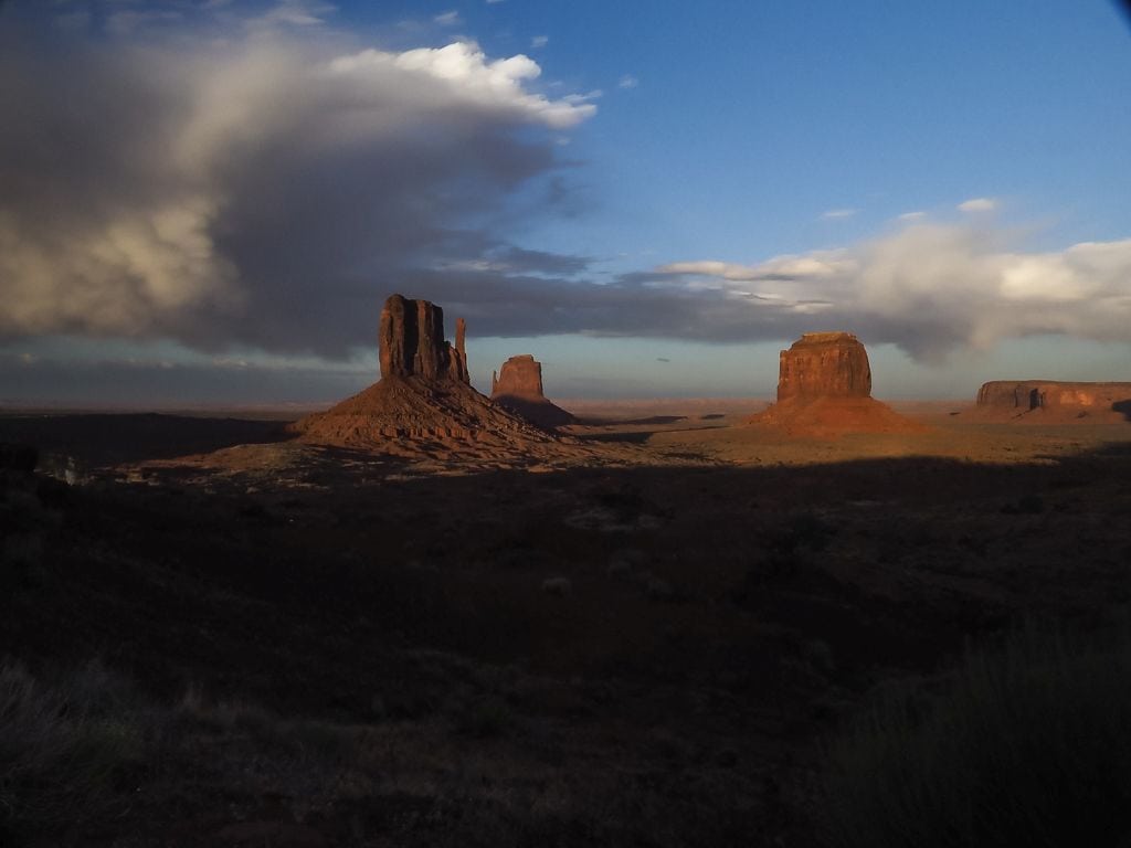 Co zobaczyć w Monument Valley – trasa i najważniejsze miejsca 2 Co zobaczyc w Monument Valley The Mittens Merrick Butte –zlota godzina