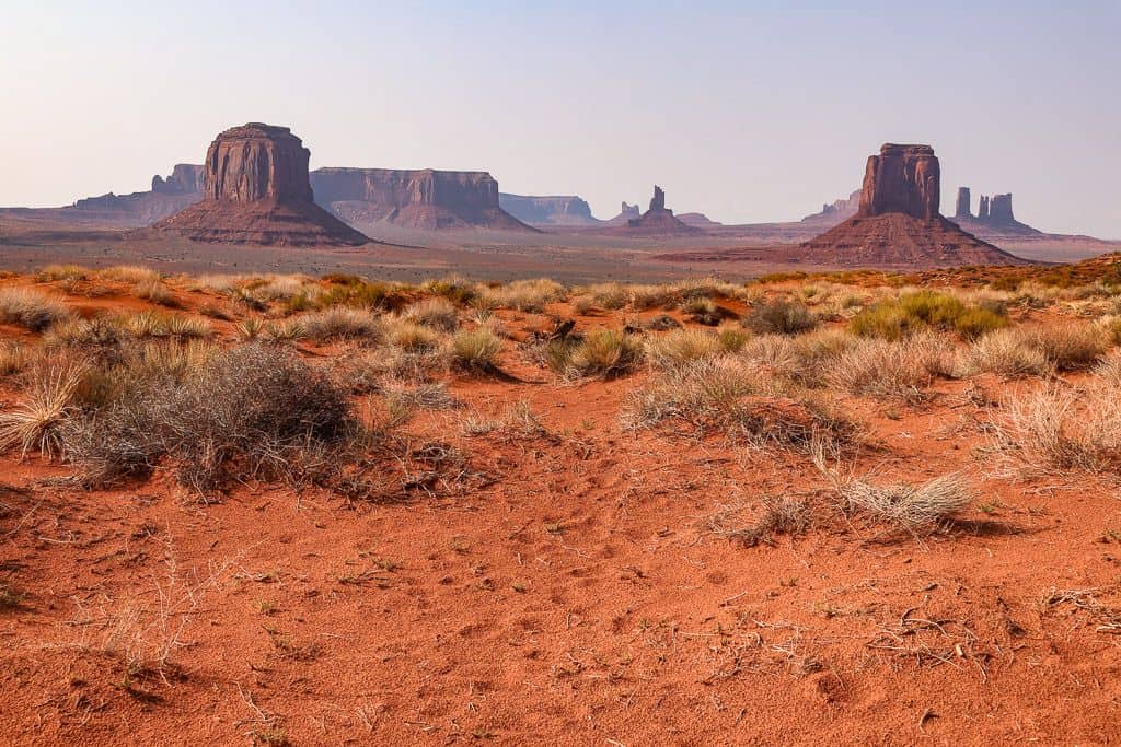 Co zobaczyć w Monument Valley – trasa i najważniejsze miejsca 21 co zobaczyc w Dolinie Monumentow paleta artysty
