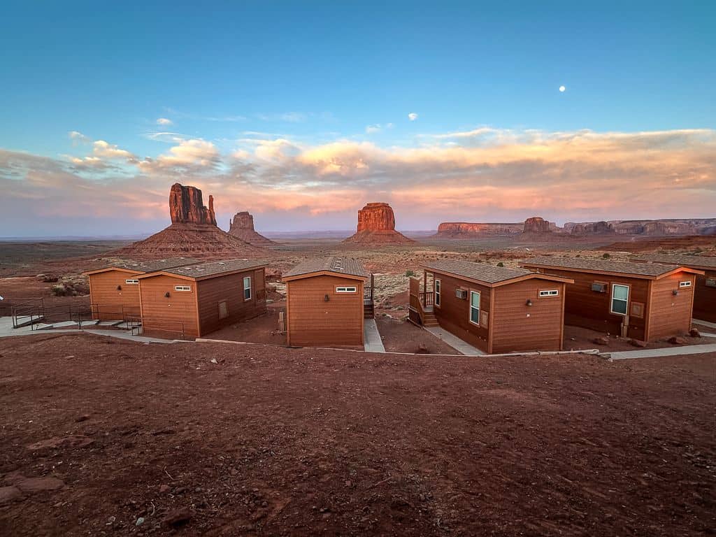 Co zobaczyć w Monument Valley – trasa i najważniejsze miejsca 9 gdzie spac w Monument Valley The View Cabins